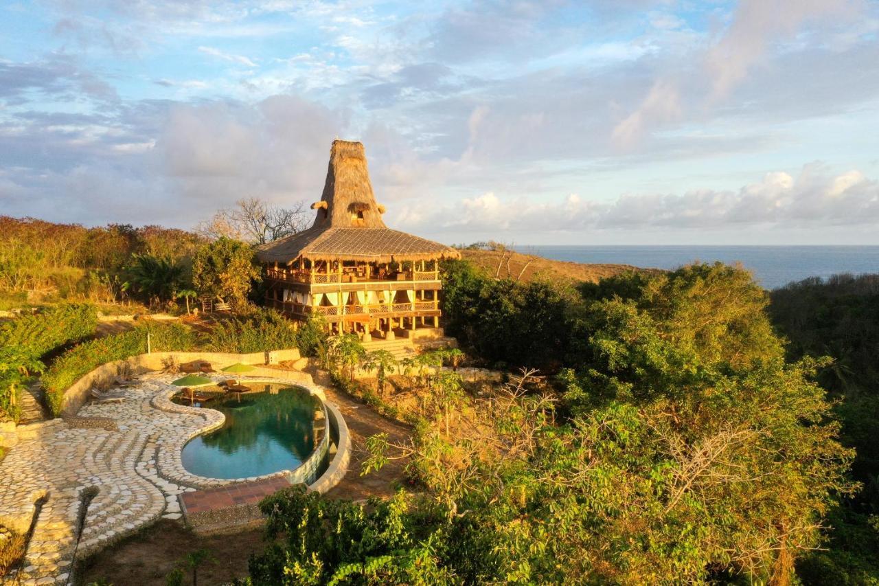 Ngalung Kalla Retreat Hotel Waikabubak Exterior photo