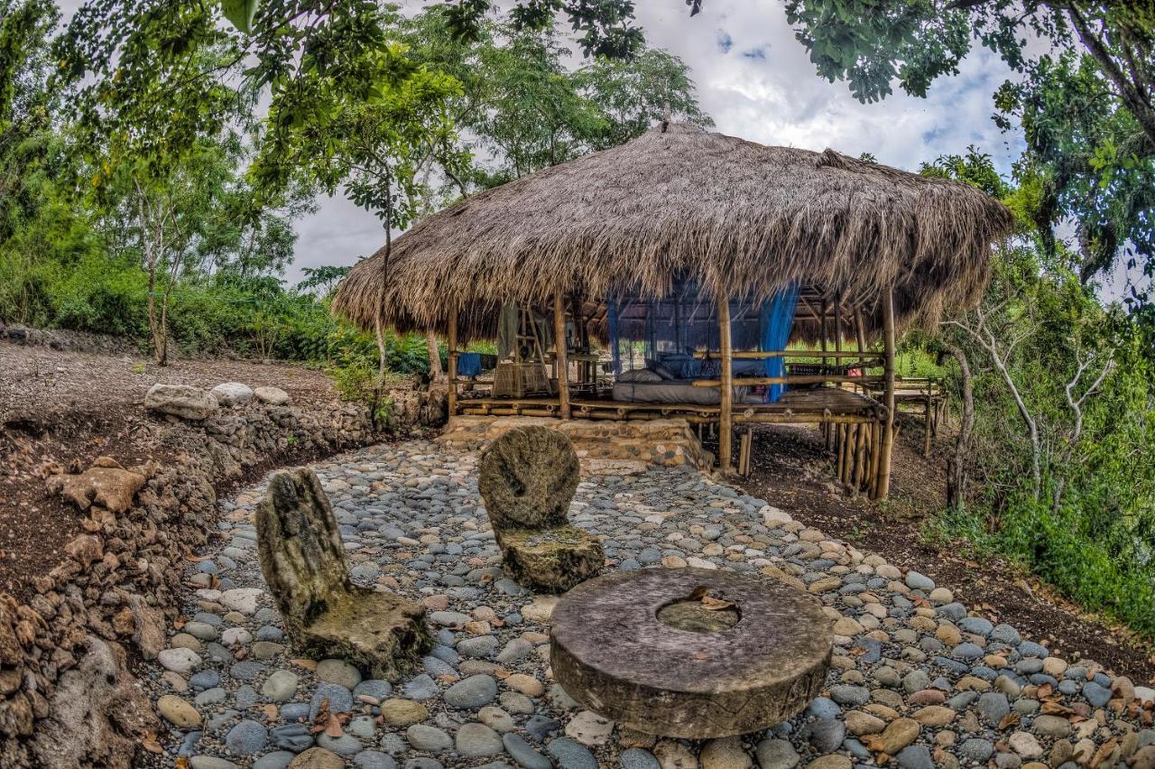 Ngalung Kalla Retreat Hotel Waikabubak Exterior photo